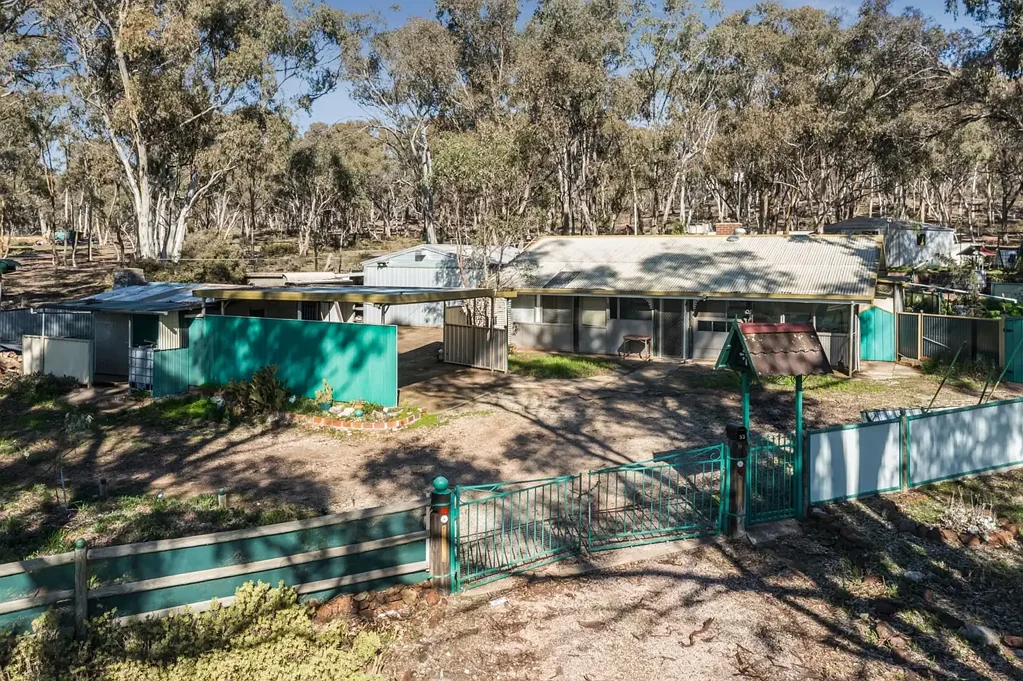 Wedderburn 2 Bedroom Charming Country Cottage with Massive Potential on 1.4 Acres
