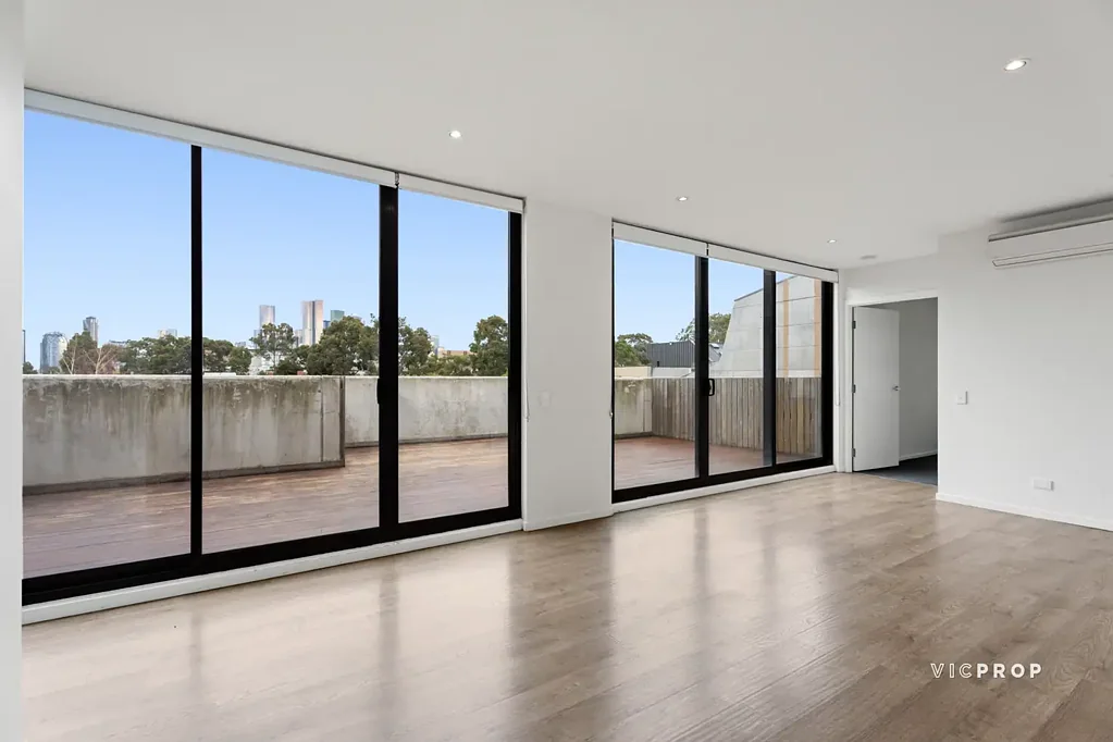 EXCLUSIVE ENTERTAINER WITH A MASSIVE BALCONY
