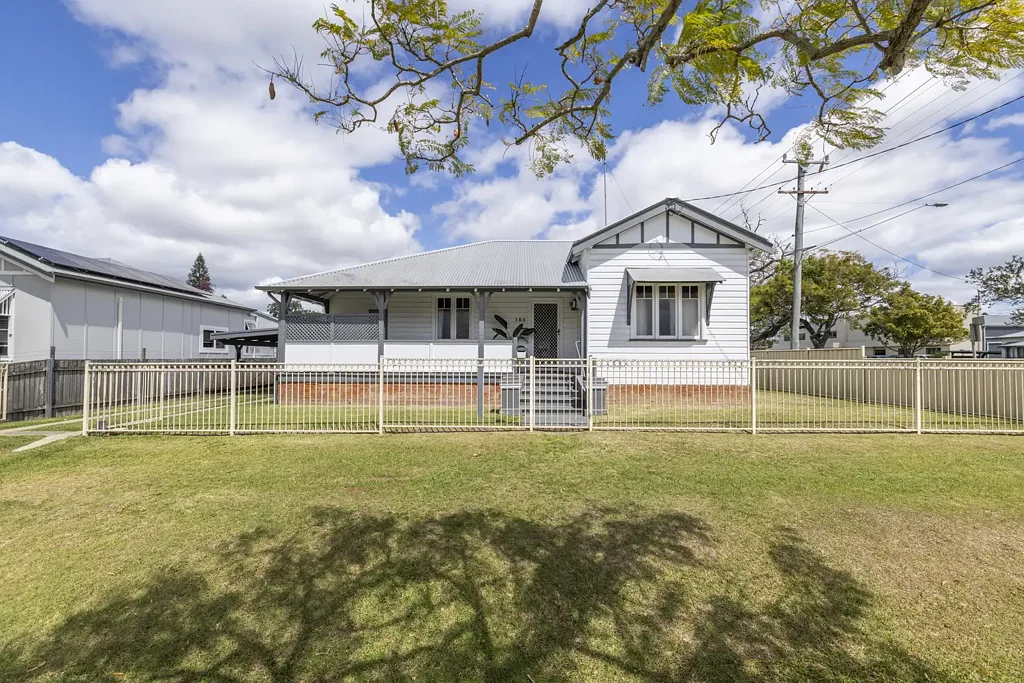 Grafton 2બેડરૂમ WHITE WEATHERBOARD, POLISHED BOARDS, PRIME POSITION