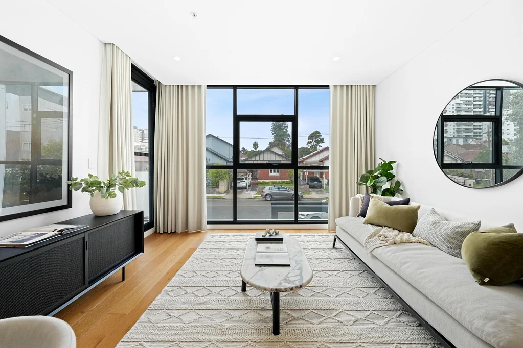 Burwood 2房 精品综合体底层 东北朝向采光佳 两卧两卫带车位 阳台连接起居区 便捷生活配套全 Boutique 2-Bedroom Apartment with North-East Aspect in the Heart of Burwood