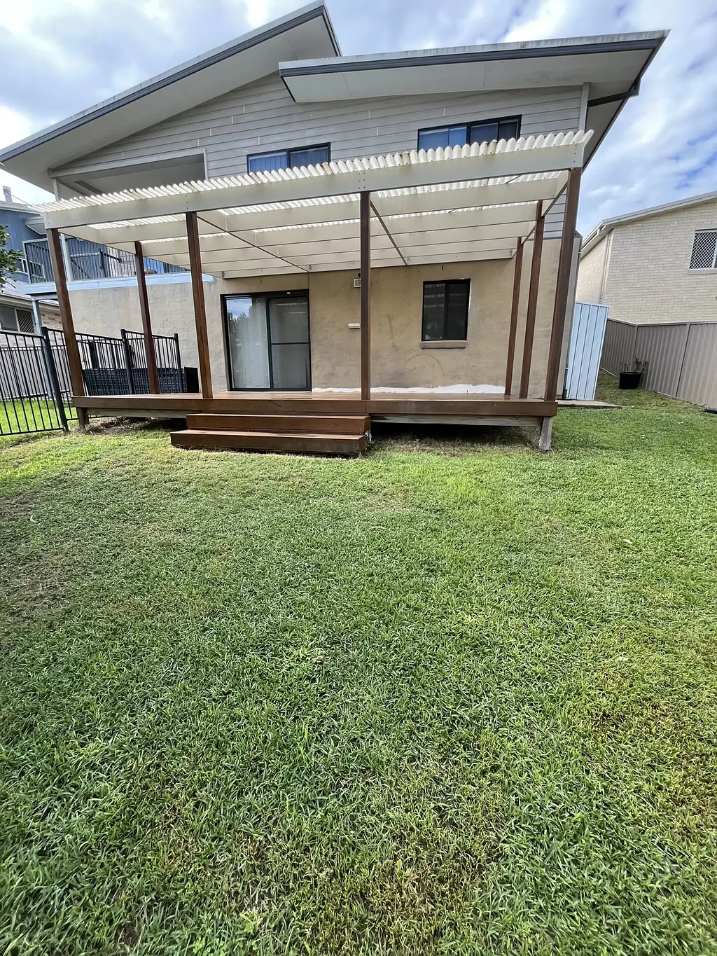 Charming 2- Bedroom Flat with Spacious Yard