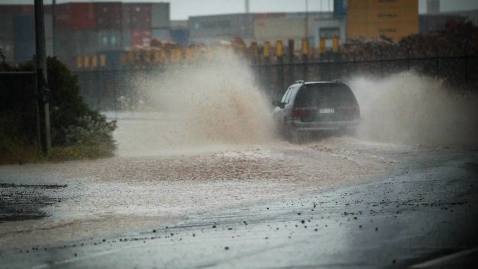 奥克兰暴雨警报！今晚风雨交加，或有小型龙卷风