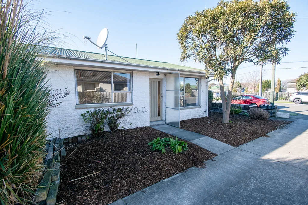 Freshly Renovated 2-Bedroom Flat – Sunny & Tidy