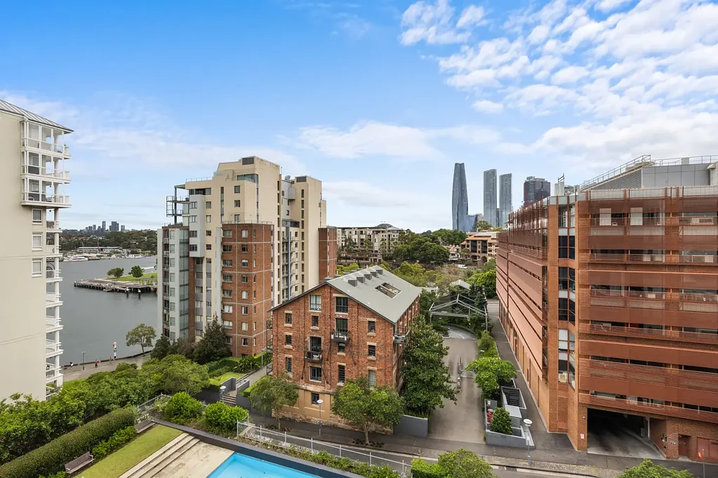 Pyrmont 3房 海港边缘卓越公寓 宽敞北向空间 尽享海景盛宴 豪华厨房石质台面 阳台娱乐好天地 主卧套间浴缸尊贵 空调电梯安全便利 独立洗衣无过往行人 储物笼停车位充足 度假设施一应俱全 舒适便捷生活步行即达 Modern Living with Northerly Aspect