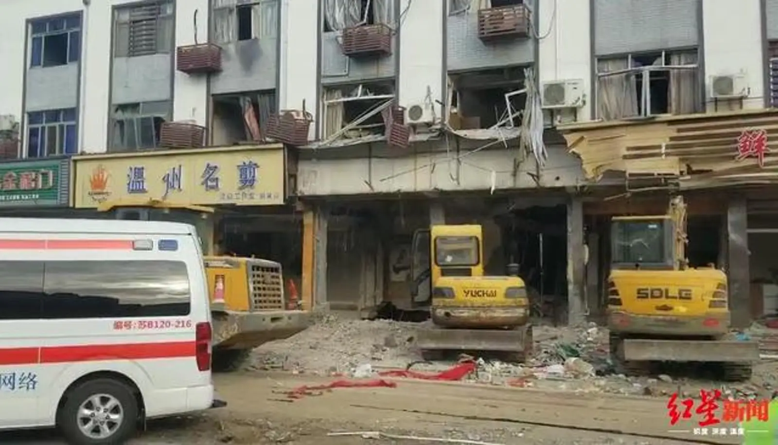 无锡小吃店爆炸 附近商户：炸了10分钟后，老板才回来