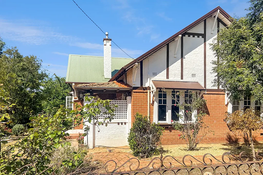 Cowra 4ห้องนอน CHARMING CHARACTER HOMESTEAD WITH EXTENSIVE SHEDDING!