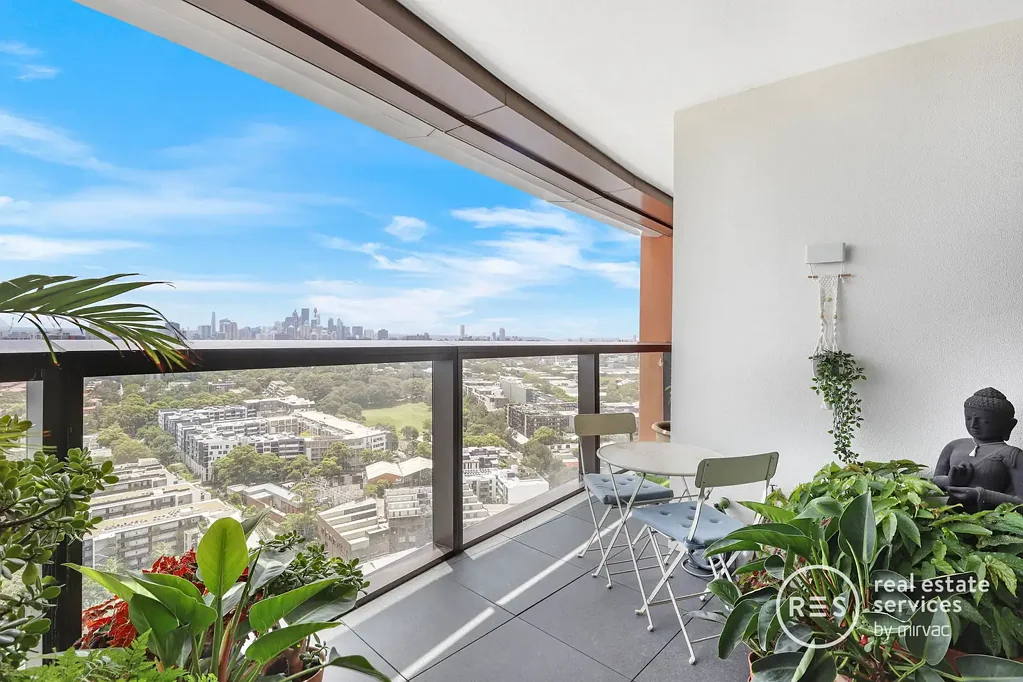 High-Rise 3-Bedroom Apartment with Stunning City Views in Zetland