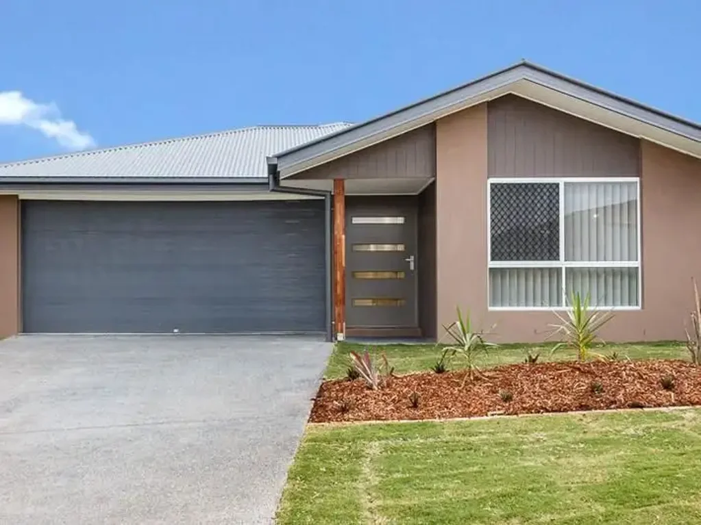 Modern 4-Bedroom Family Home in Deebing Heights!