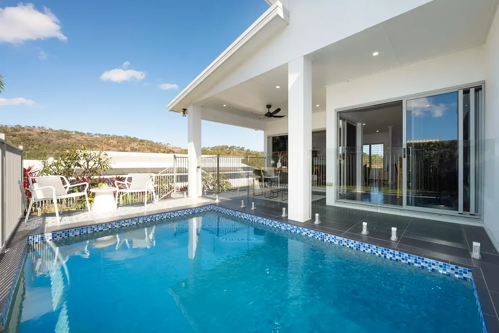 Mount Louisa 3ਬੈੱਡਰੂਮ Pristine Hillside Entertainer with Unforgettable Views