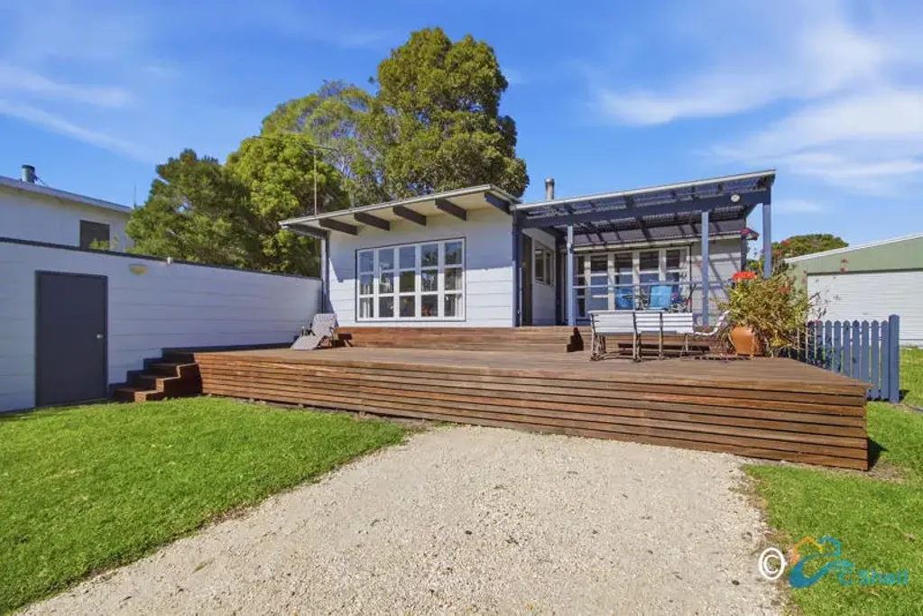 Loch Sport 3 Slaapkamer WATERFRONT LIVING WITH SPACE, STYLE & STUNNING LAKE VIEWS!