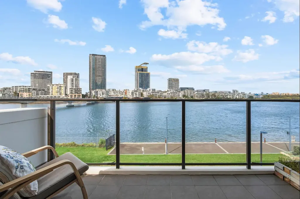 Wentworth Point 3房 绝对滨水公寓 东向水景视野 私人景观庭院 低管理费 允许宠物 连接便利设施 Where Absolute Waterfront Living Meets Resort-Style Elegance