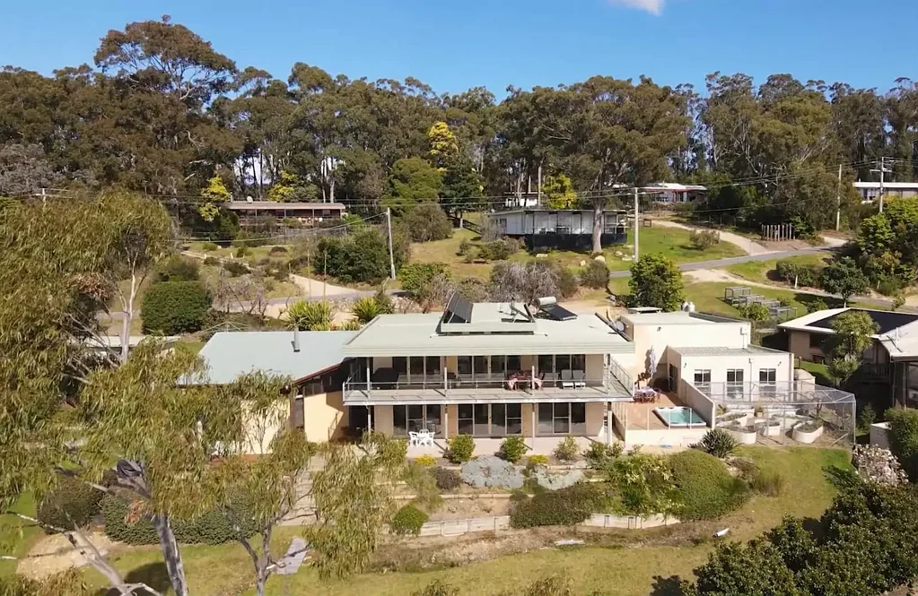 Mallacoota 4房  Escape To a Dream Coastal Lifestyle with Spectacular Views and Passive Income Returns