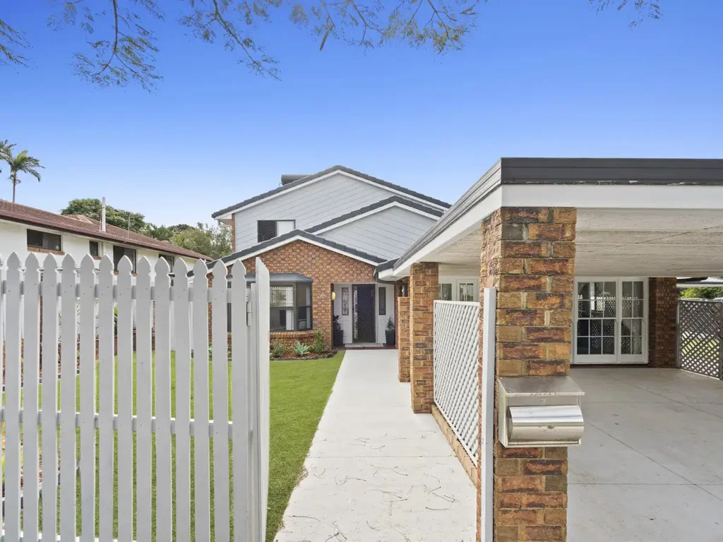 Carseldine 6 Bedroom Spacious Two Level, 6 Bedroom Home with Pool in Prime Location