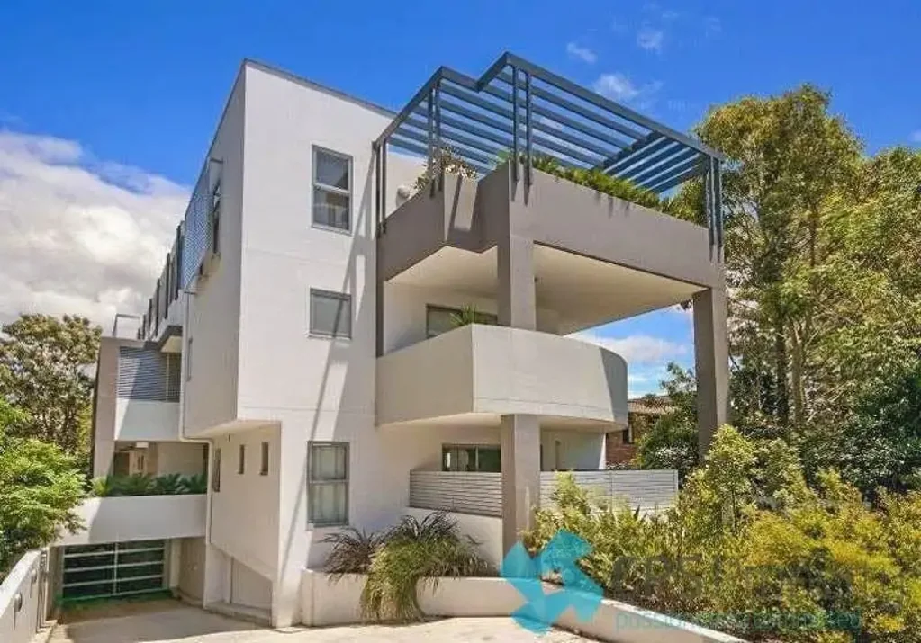 SLEEK EXECUTIVE ONE BEDROOM RESIDENCE WITH TROPICAL NORTHERLY ASPECTS