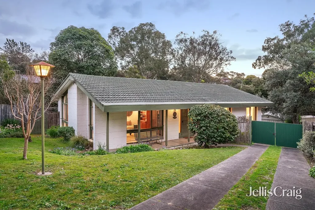 Eltham 3 Slaapkamer Classic Eltham Charm on a Generous Garden Allotment