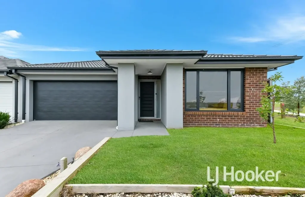 IMMACULATE AND MODERN 4 BEDROOM HOUSE IN CLYDE