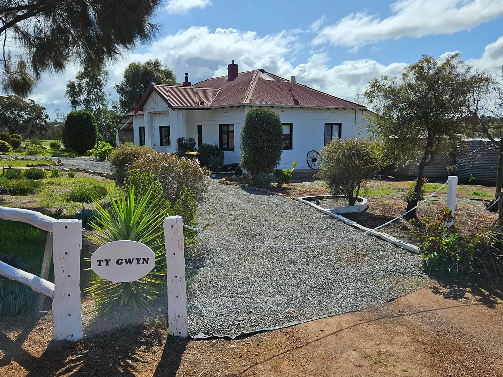 Kojonup 3 Bedroom Solid newly refurbished 3x1 concrete built house with additional washroom.