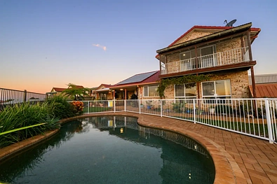 Banora Point 4 Slaapkamer Elevated Family Living with Breathtaking Valley to Coast Views!