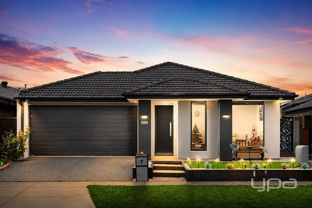 Point Cook 4房  设计师家庭居住在自然最优美背景的对面 !!  Designer Family Living Opposite Nature’s Finest Backdrop !!