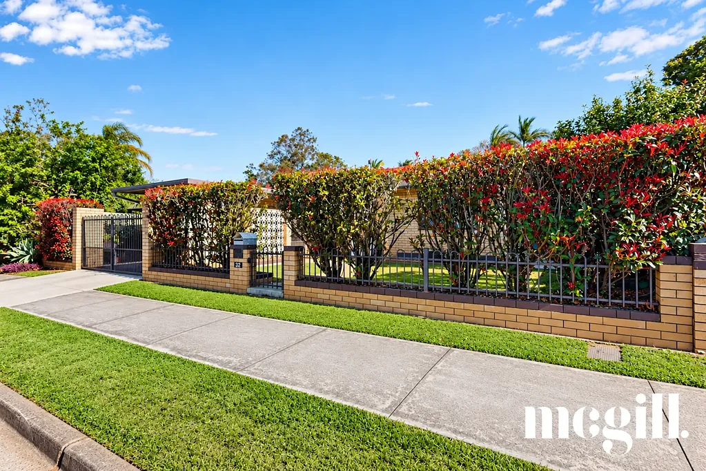 Strathpine 3房 占地607平方米，宽敞的家庭生活，具有下一代发展潜力 Spacious Family Living with Next Generation Potential on 607m²