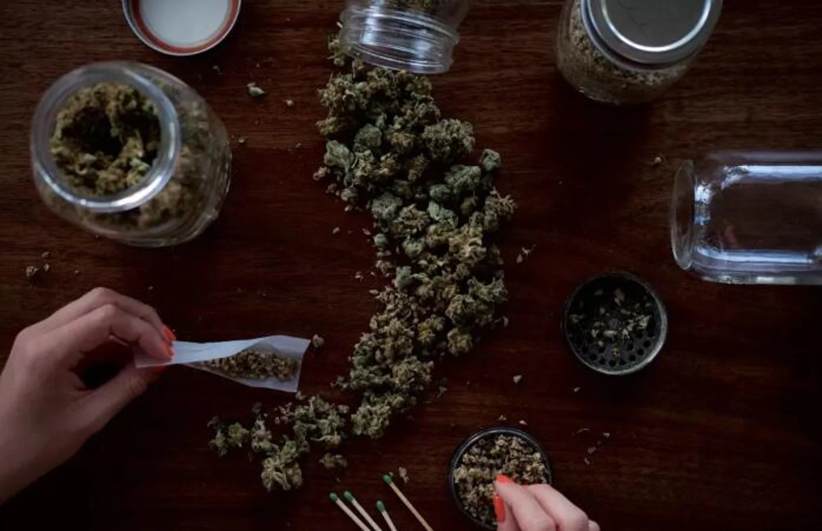 加拿大合法化后的首个大麻日，10万人聚集日落沙滩，连风都是大麻味......