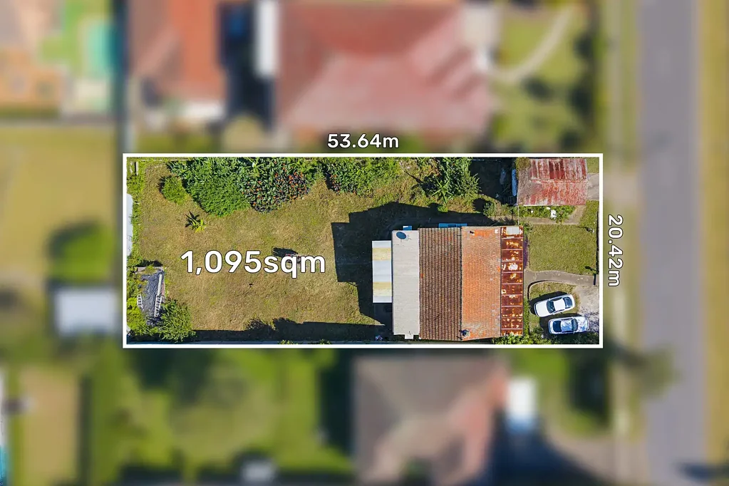 Ermington 3房 1095sqm宽幅地块 20米临街面 多个生活区 奥林匹克公园景观 自然采光充沛 三个适中卧室 宽敞庭院改造潜力 车库加外停 东伍德商圈近 Ermington学区内 Expansive 1095sqm Land Parcel with 20m Frontage and Exceptional Future Potential (STCA)