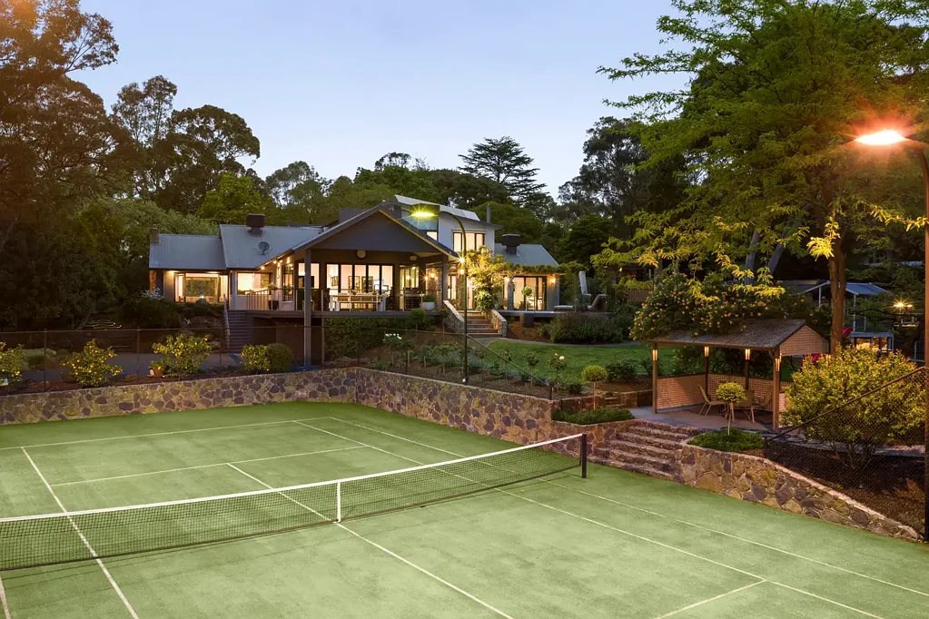 Eltham 4房 一英亩土地宁静绿树 专属地段 双向通道 抹灰石材立面 迷人花园 卓越隐私 多功能家庭空间 燃木壁炉 紫藤长廊 太阳能泳池 网球场 多代同堂灵活 Resort-Style Family Sanctuary.