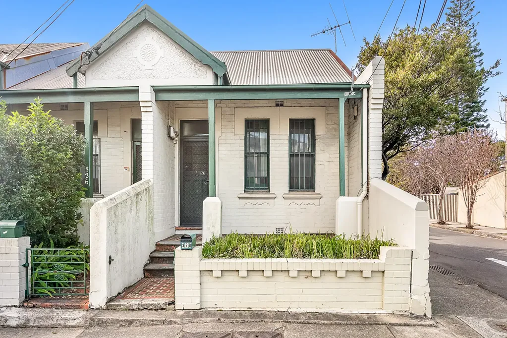 Beautiful terrace located within walking distance of local amenities.