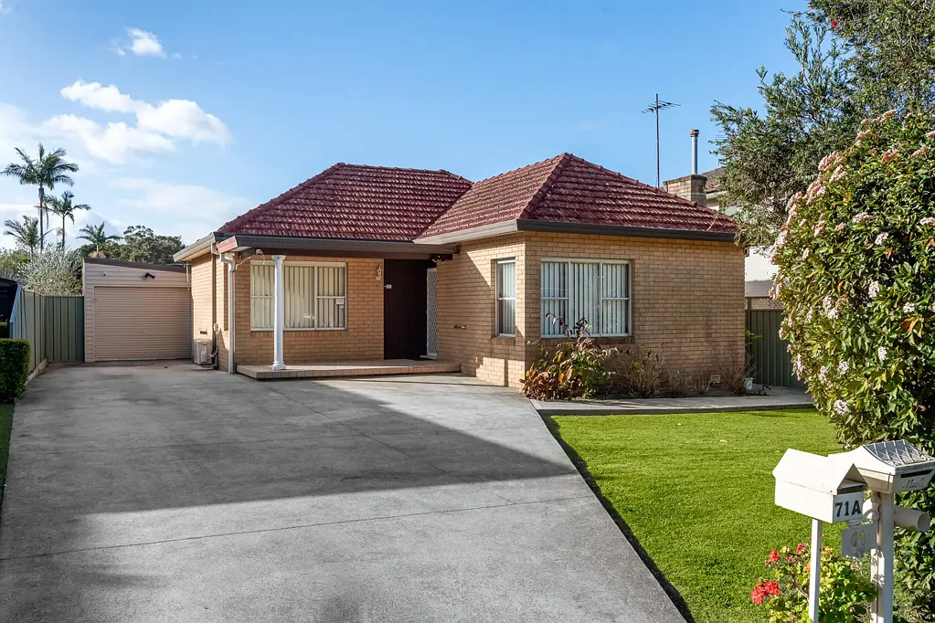 Single-level Family Home - 6 month lease ONLY  -   Grannyflat located in backyard currently TENANTED