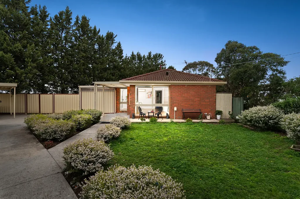 Epping 3房 宽敞的家庭生活空间，坐拥约694平方米大地块 Spacious Family Living on a Generous 694sqm (Approx.) Block