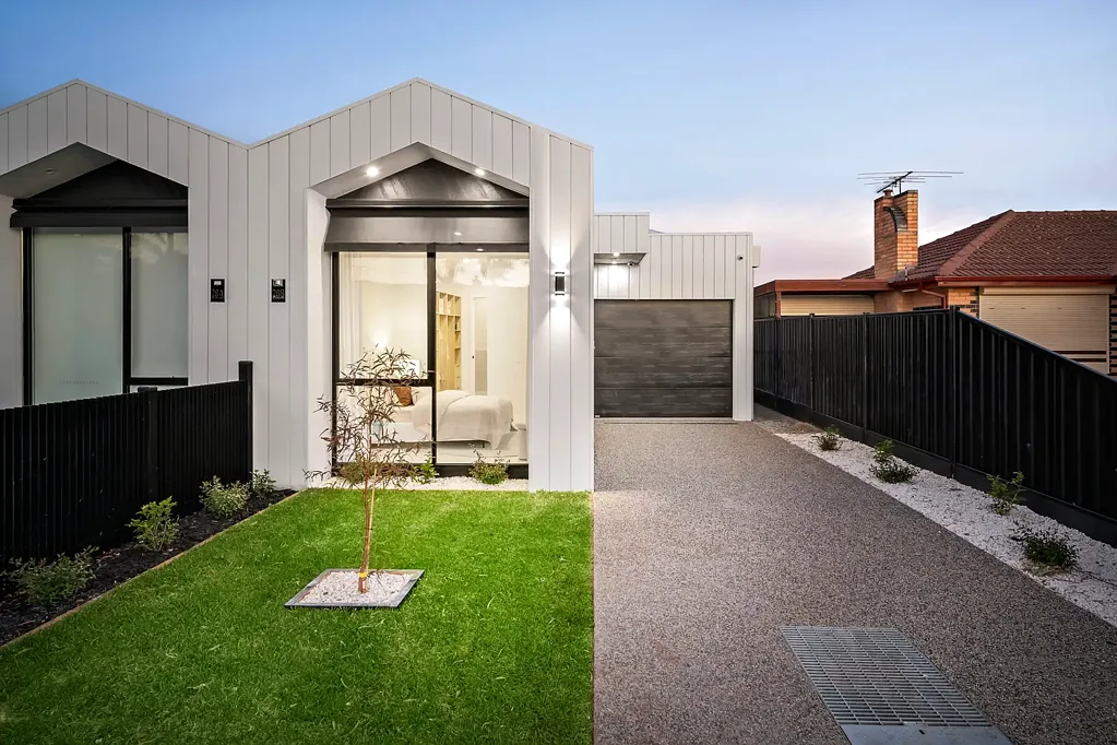 Hadfield 4房 全新设计师住宅 采光充足室内空间 高端现代材料 美食厨房带储藏室 无缝室内外连接 主卧带独立卫浴 安全车库中央冷暖 Modern Masterpiece of Light, Space, and Design