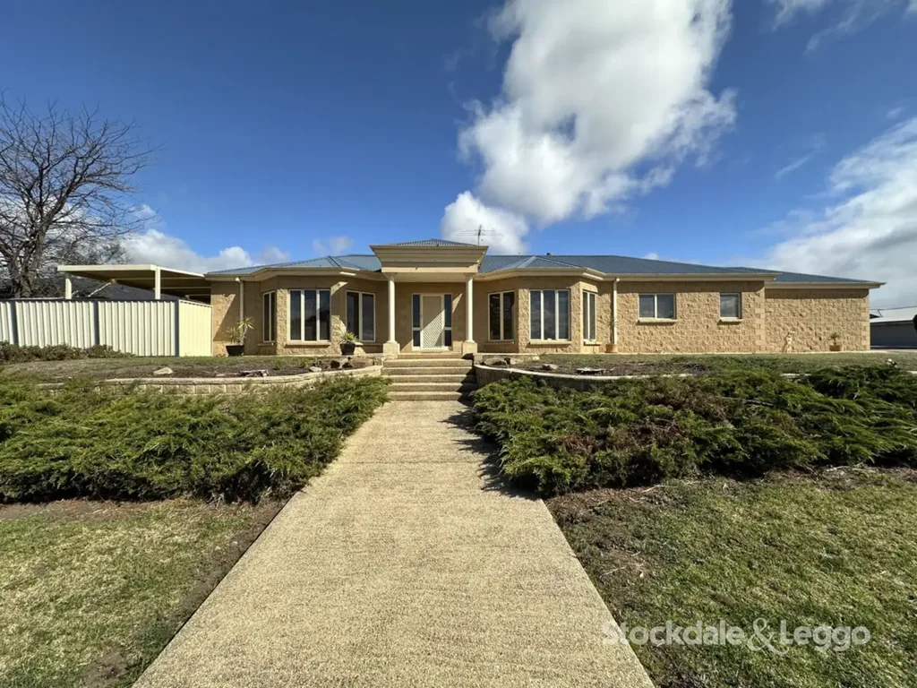 Bacchus Marsh 4房 转角地块796平米 砂岩建造 四卧带书房 主卧步入式衣帽间 双遥控车库 带顶棚娱乐区 中心位置便利 Sandstone Family Living on a Generous Corner Allotment