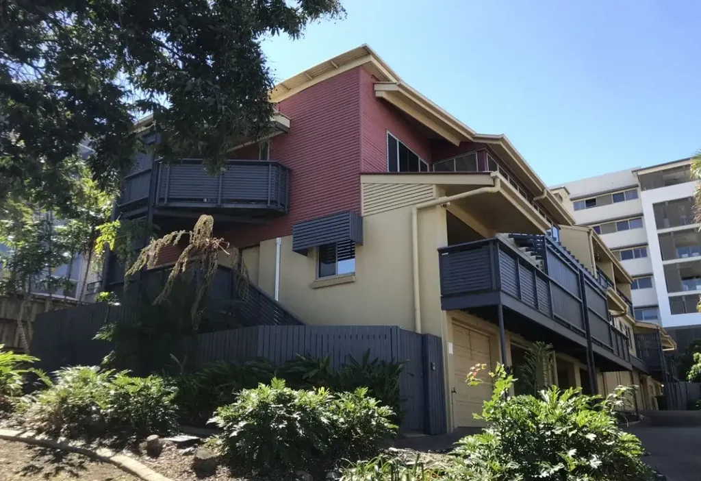 Albion 2房 壮丽市景视野 高地静谧角落 开放式起居空间 时尚设备齐全厨房 宽敞卧室带衣柜 现代化浴室 安全易维护 Ascot学区房 步行生活便利 Elevated Albion Townhouse with Stunning City Views