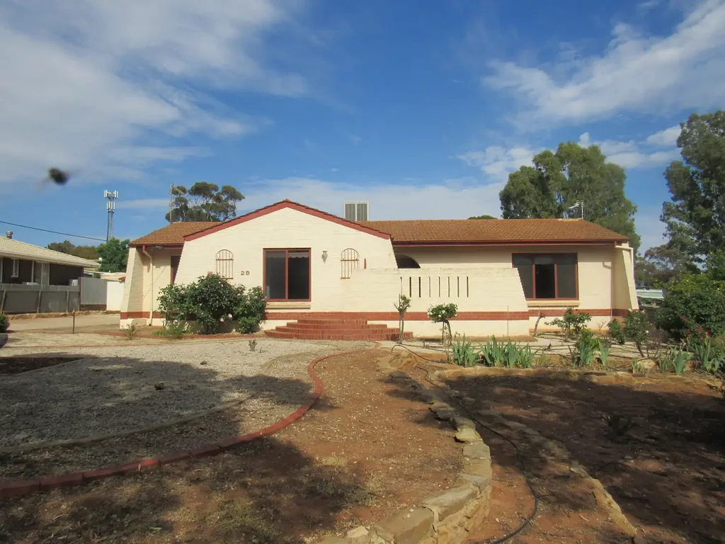 Peterborough 4房  Spanish Style Home with Granny Flat