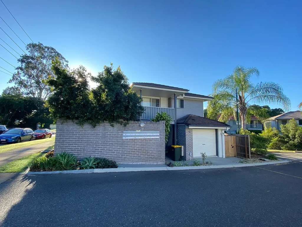 Petrie 3房 静巷联排别墅 3卧+阳台 主人套间 气候调节 安全 screen FREESTANDING 3 BEDROOM TOWNHOUSE