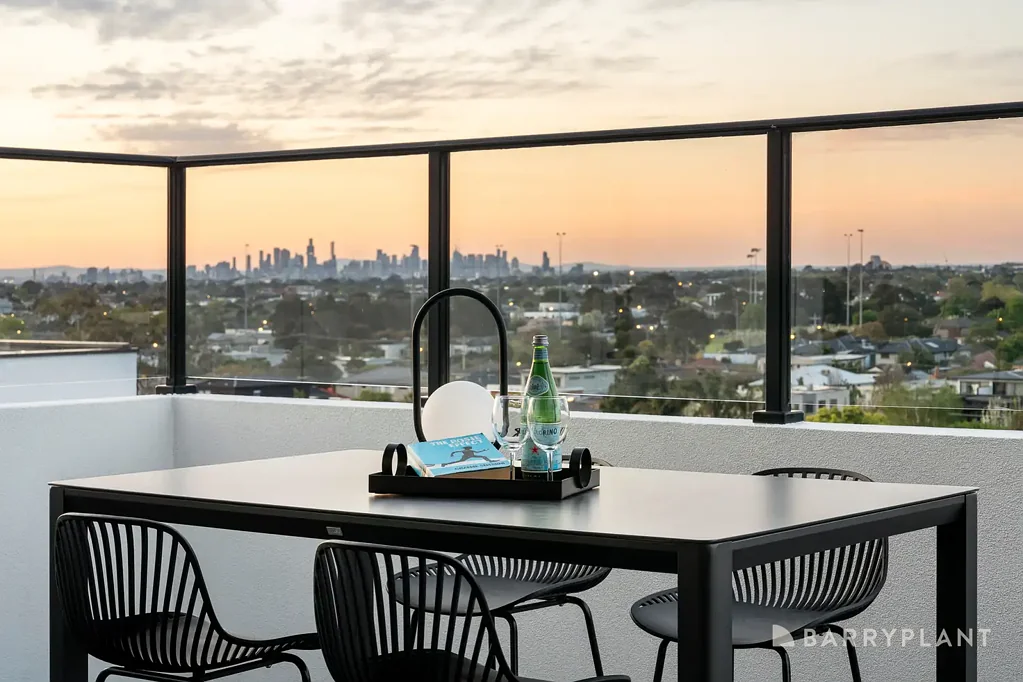 Bentleigh East 2Phòng ngủ Village-Side Entertainer with Prized Panoramic Views