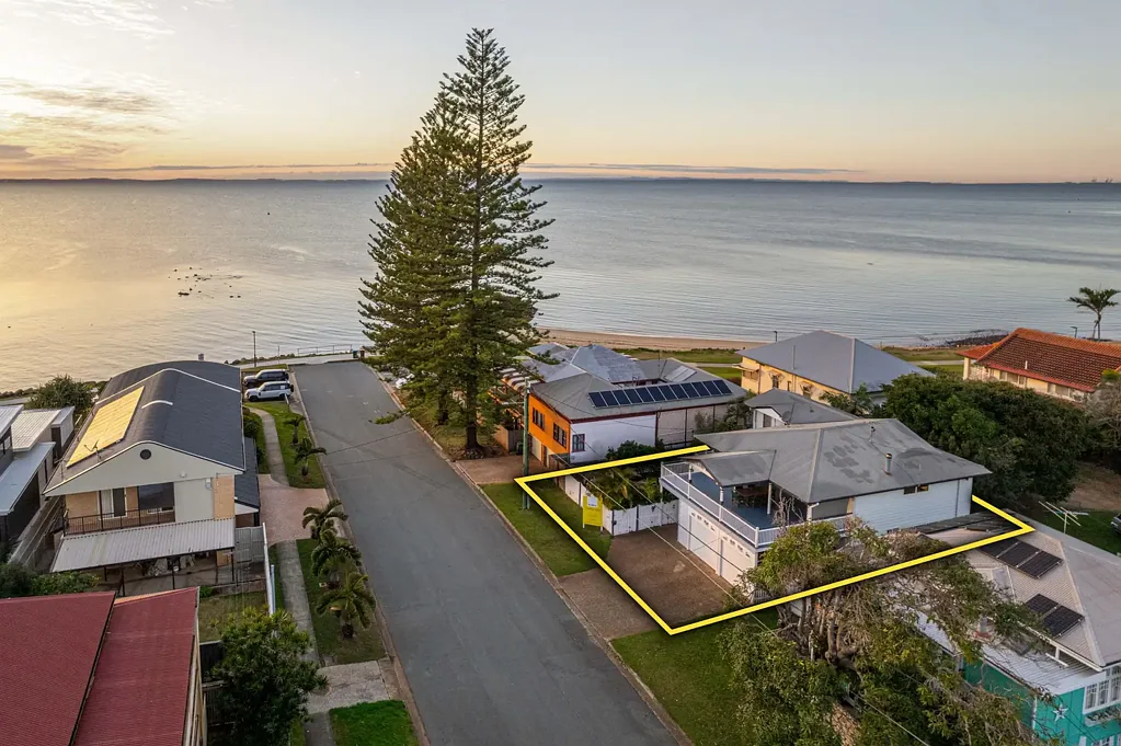 Redcliffe 4房 海滨瑰宝 优越地理位置 宽敞露台 观景舒居 古典韵味 家庭乐园 Serene Coastal Living by Shores of Queens Beach