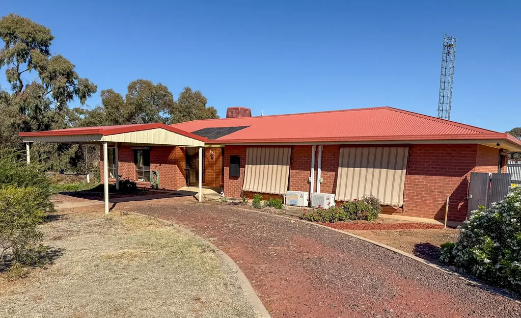 Sea Lake 3બેડરૂમ Stunning Well Maintained  Brick Home On Large Block With Large 12 x 12 Shed