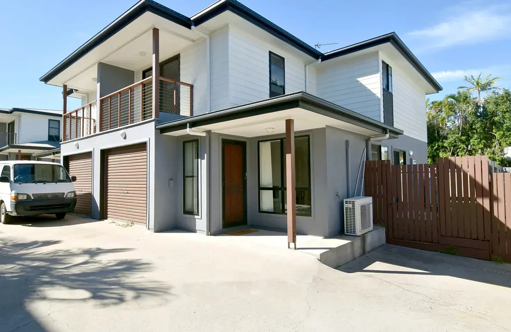 APP APPROVED - UNIT IN BARNEY POINT A STYLISH FULLY SELF CONTAINED TOWNHOUSE
