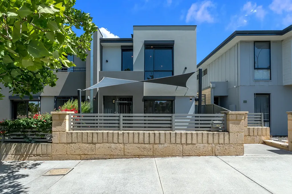 MODERN LIFESTYLE HOME WITH EXCEPTIONAL FEATURES & CONVENIENCE