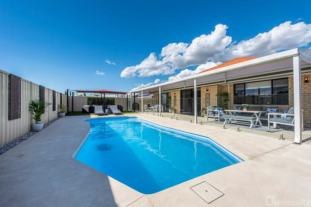 Secret Harbour 4ਬੈੱਡਰੂਮ Modern open plan living with exceptional entertaining spaces