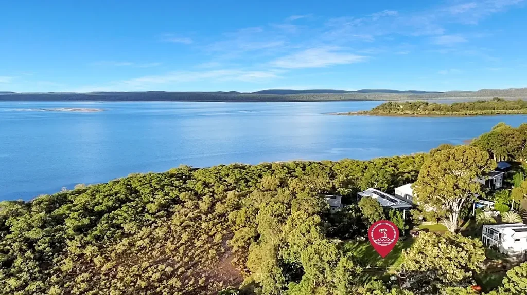 Macleay Island 清理完毕地块 宁静高坡地势 海湾微风拂面 悠闲岛屿生活 步行公园球场 品质住宅环绕 Elevated Position & Potential Water Views