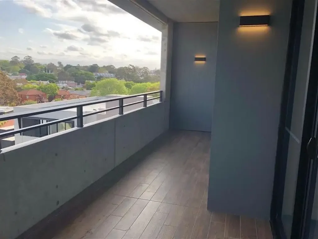 Stylish Modern 2 Bedroom with Parking in a Prime City-Fringe Location