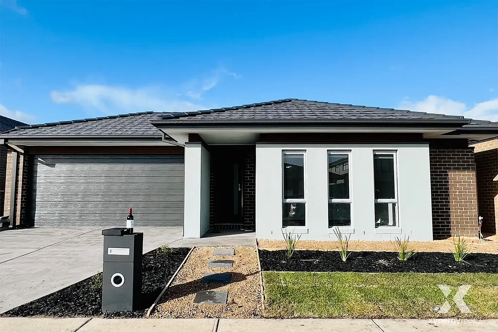 Stylish 4-Bedroom Family Home in Sought-After Clyde North Estate