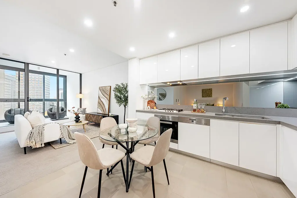 North Sydney 1房 North Sydney中心位置 Miele高端电器 朝东冬季花园 海港景观露台 落地玻璃门设计 距Metro仅几步 Premium 1+Full Size Study can be used as 2nd Bed with Skyline Views