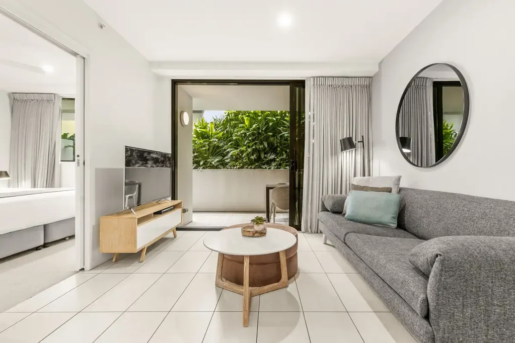 Fully Furnished Luxury Lifestyle in Hamilton – Modern 1-Bedroom with Resort Amenities