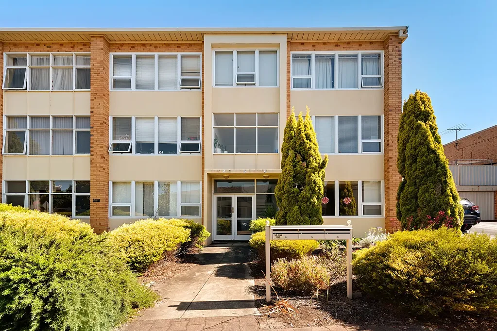Glenelg 2 Bedroom Lifestyle and Convenience Just Moments from the Beach