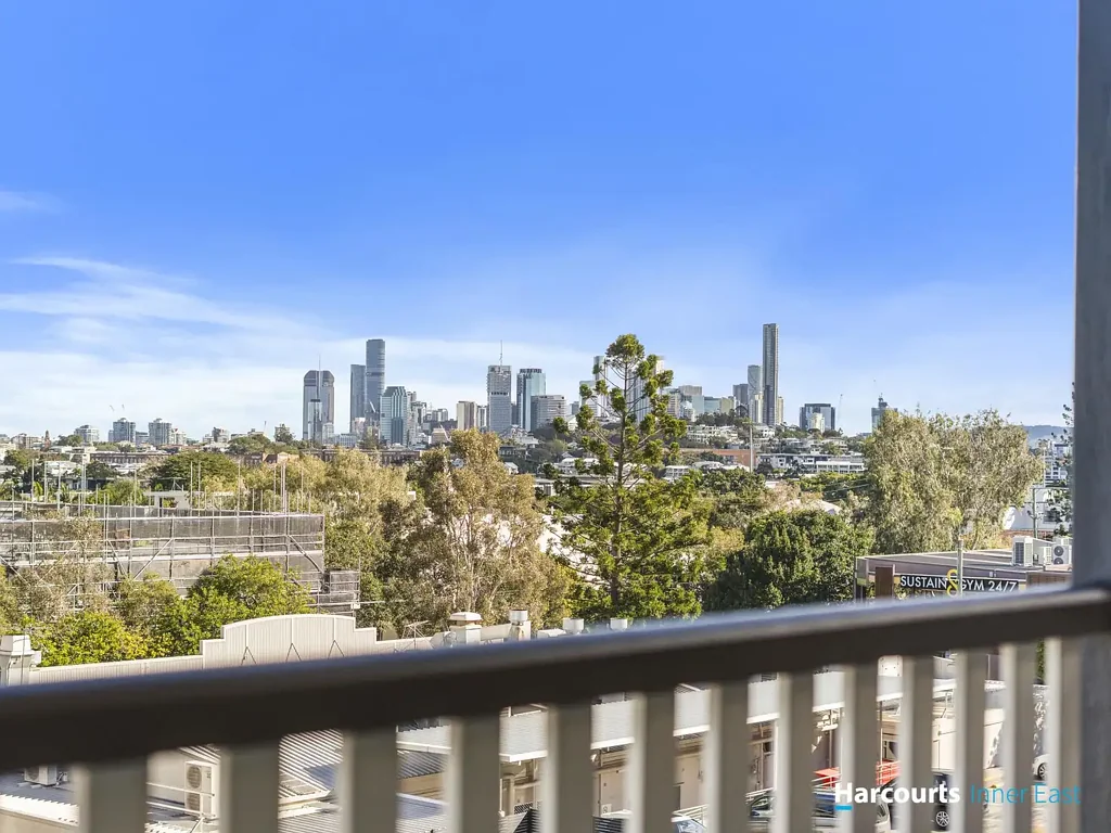 Luxury Three-Level Townhouse with Panoramic Oxford Street Views in Central Bulimba