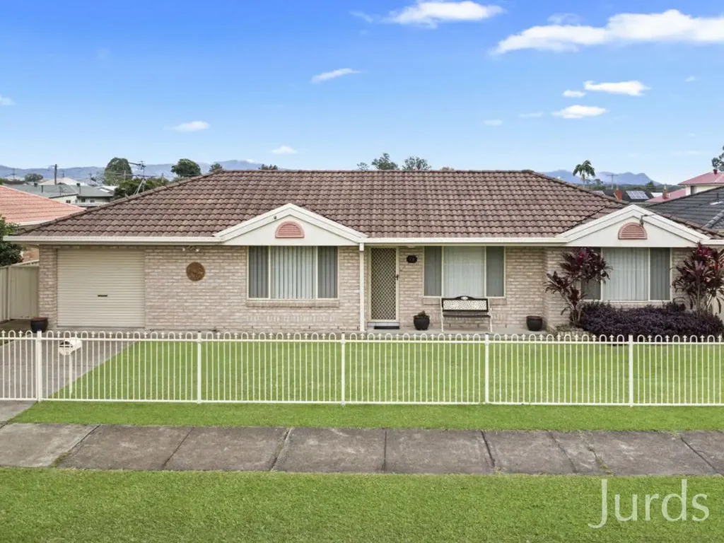 Cessnock 3침실 Brick & Tile Beauty on 809m² – Garaging Galore!