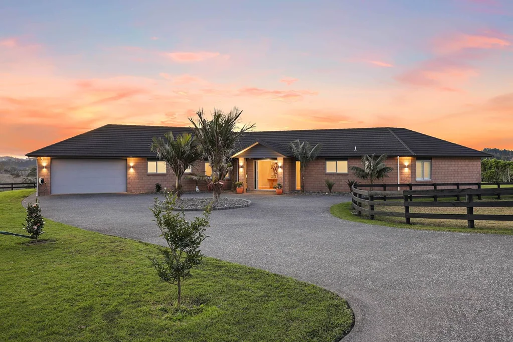 Wainui 5 Bedroom Luxe Lifestyle, City Close